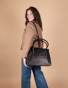 Kate Black Stromboli Leather - model image Elegant Laptop Bag, Working Bee, Jean Backpack, Sustainable Leather, Chic Leather, Very Busy, Practical Design, Nice Leather, Perfect Bag