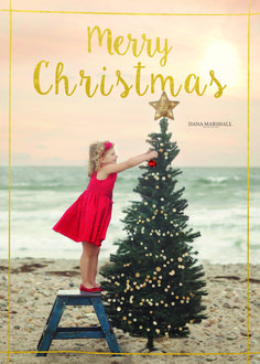 Christmas Card ideas | Christmas tree on a beach | Christmas photo | Holiday photo ideas | Dana Marshall Photography | http://www.danamarshallphotography.com Christmas Photos At The Beach, Christmas Beach Photoshoot Family, Holiday Beach Photos, Christmas In July Photoshoot, Beach Christmas Photoshoot, Christmas Photos On The Beach, Xmas Family Photo Ideas Beach, Christmas On The Beach Photos