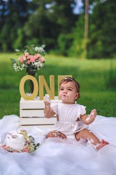 1 Year Photoshoot Ideas Outside, Daisy First Birthday Photoshoot, At Home 1st Birthday Photoshoot, 1st Birthday Photography, 1 Year Birthday Photoshoot Ideas, One Year Baby Photo Ideas, Outdoor 1st Birthday Pictures, 1st Bday Photoshoot, 1st Birthday Photoshoot Outdoor