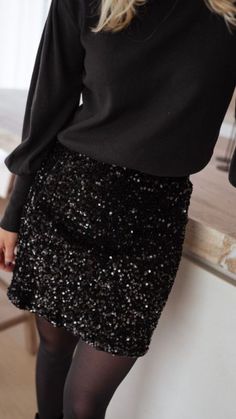 Le gonne di paillettes da indossare a Natale Sparkly Skirt, White Inspiration, Black Sequin Skirt, Glitters Skirt, Christmas Outfit Ideas