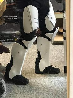 https://vm.tiktok.com/ZGdFdwbfK/ Eva Armor Diy, Armor Suit Design, Ref Sheet Poses, Mecha Knight, Doom Cosplay, Diy Superhero Costume, Jedi Armor, Halo Cosplay, Tactical Suit