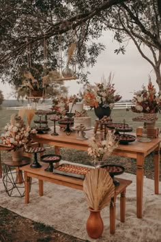 bolo de casamento| mesa de doces casamento Wedding Buffet Table, Wedding Welcome Table, Van Basten, Decoration Buffet, Boho Wedding Cake, Stile Boho Chic, Dessert Table Decor