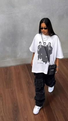 90s Reebok Outfit, Cali Street Wear, Streetwear Fashion Inspo Outfits, Streetwear Astethic, Summer Street Wear Outfits, Summer Baggy Outfits, Ig Pictures Ideas Aesthetic, Oversized Outfit Summer, Female Streetwear Outfits