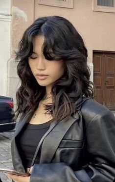 cabello rubio en morenas, butterfly cut hair long, butterfly layers hair short, 90s layers and curtain bangs Hairstyles For Layered Hair, Haircuts For Wavy Hair, Hair Stylies, Haircuts For Medium Hair, Haircuts Straight Hair, Short Hair Haircuts, Cut My Hair, Medium Hair Cuts