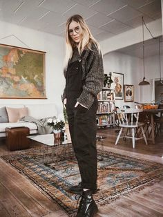 I N S T A G R A M @EmilyMohsie Black Overalls Outfit Winter, Black Dungarees Outfit, Salopette Outfit, Overalls Outfit Winter, Overalls Winter, Grunge Outfits Winter, Overalls Outfits