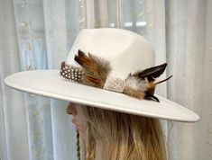 Western Ranch Hats With Feathers, Custom Flat Brim Hat With Feathers, Brimmed Hat Bands With Feather Trim For Western-themed Events, Western-themed Fedora With Feathers, Western-themed Fedora With Feather Trim, Hat Feathers