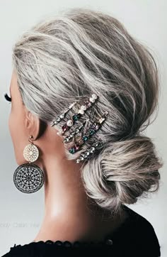 Inspirações Belíssimas e BABADEIRAS de Coque pro dia-dia! Cute Updo Hairstyles, Cute Hairstyles Updos, Grey Hair Inspiration, Updo Styles, Long Gray Hair, Bridesmaid Hair Short, Low Bun, Updo Hairstyles