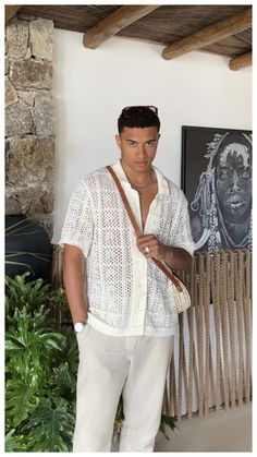 Upgrade your warm-weather wardrobe with our essential guide to the perfect summer outfit men will love! Stay cool and look sharp. Tropical Vacation Outfits Men, Fall Europe Outfits, Fall Outfits Europe, Men Linen Outfit Summer, Linen Outfit Summer, Parisian Summer Outfits, Mens Vacation Outfits, Strand Outfit, Vacation Outfits Men