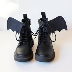 An easy sewing projects to add some spooky and cute bat wings to your lace-up boots. You'll get a printable PDF pattern with 2 sizes of wings (size large pictured) plus instructions.  Recommended to sew using a canvas or other thick fabric. Stiff interfacing is needed for structure support. Wings are compatible with front lacing, high-top boots, such as combat boot styles. Diy Bat Wings, Bat Wings Diy, Boot Laces, Combat Boots Style, Printable Sewing Patterns, Cute Bat, High Top Boots, Combat Boot, Easy Sewing Projects