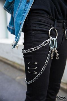 Diy Goth Fashion, Wallet Chain Outfit, Punk Accessories Diy, Diy Wallet Chain, Diy Punk Clothes, Punk Chains, Metal Outfits, Grunge Diy, 80s Punk Fashion