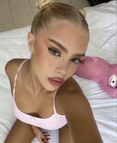 @fwurbie ʚɞ Prettiest Celebrities, Pretty Makeup, Cute Makeup, Makeup Inspo, Pretty Face, Makeup Routine, Aesthetic Girl, Maquillaje De Ojos, Hair Looks