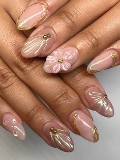 Cateye , chrome ans 3d flowers Simple Nails Flower Design, Short Nail Designs Asian, Chrome Nails With Flowers, Chrome Almond Nails Designs, Cat Eye Nails With Design, Chrome Flower Nails, Nails Happy New Year, Airbrush Nail Designs, Cateyes Nails