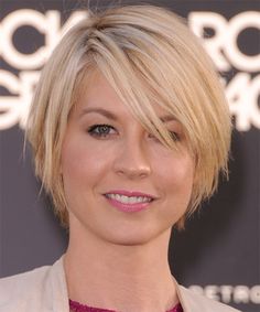 Jenna Elfman Casual Short Straight Layered Bob Hairstyle with Side Swept Bangs - Light Champagne Blonde Hair Color with Light Blonde Highlights Shaggy Short Hair, Choppy Bob Hairstyles, Layered Bob Hairstyles, Hair Styles 2017, Round Face Haircuts, Short Bob Haircuts, Short Hairstyle