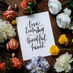 a piece of paper that says, live everyday with a grateful heart surrounded by flowers