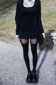 Aesthetic Goth Outfit, Black Aesthetic Grunge, Soft Goth, New Rock, Looks Black, Swaggy Outfits, Midi Skirts