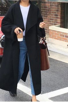 Tote Bag Inspiration, Bag Inspiration, Best Winter Outfits, Canvas Totes, Coat Style, The Tote Bag, Coat Outfits, Midi Skirts