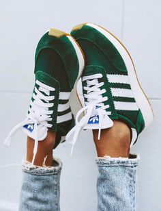 Le vert sapin sied particulièrement bien aux Adidas Iniki ! (photo Andy Csinger) Adidas Iniki, Mode Shoes, Sneakers Street Style, Sneakers Adidas, Mode Casual, Adidas Sneaker, Couture Week, Olivia Palermo, Shoes Adidas