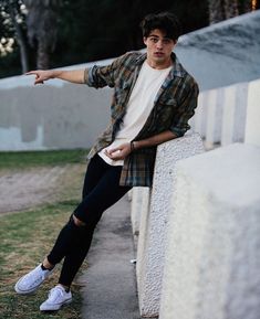 Noah Centineo, Herren Style, Stylish Men Casual, Mens Casual Dress Outfits, Mens Fashion Casual Outfits