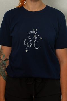 Personalisiertes Horoskop T-Shirt, Handgesticktes Sternzeichen Motiv, Shirt mit Zodiac-Design für Astrologie Fans, Freundschaftsgeschenke Awesome Gifts, Shopping Centre, Etsy Products, Online Income, Friendship Gifts, Market Place