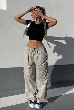 Baggy Clothes Outfit Cargo Pants, Cargo Pants Bar Outfit, Crop Top And Cargo Pants Outfit, Cargo Pants With Converse, Cargo Pants Photoshoot, Cargo Pants Crop Top Outfit, Outfits Con Cargo Pants, Outfits Con Pants, Cargo Pants Converse