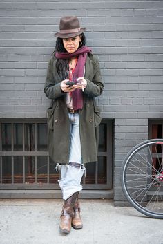 Great outfit Androgynous Outfits, Earthy Style, Lisa Bonet, 2013 Fashion, Advanced Style, Urban Street Style, Real Style, Day 6, Hippie Style