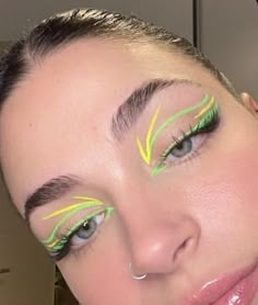 Neon Yellow Eyeliner, Hippie Makeup, Learn Makeup, Graphic Eyeliner, Graphic Liner, Colored Eyeliner, Make Up Inspo, Liquid Liner