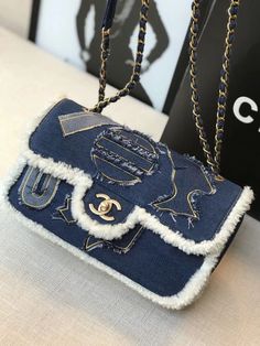 Mochila Chanel, Denim Chanel, Sky Jewelry, Chanel Denim, Fancy Purses, Denim Purse