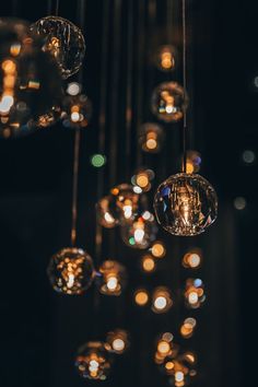 many lights hanging from the ceiling in a dark room