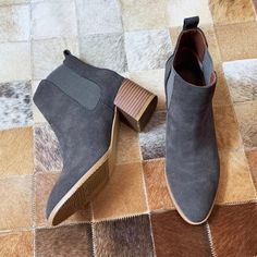 This Chelsea boots does not disappoint with its seamless blend of form, function, and timeless design that's sure to complement any outfit no matter where the day takes you UNPARALLELED WORKMANSHIP - Genuine leather boots carefully crafted from hand-selected materials so you can go the extra mile with confidence; high quality leather upper provides a finished look that gets better with age THE PERFECT FIT - We recommend ordering the same size you normally wear in leather boots or sneakers. If yo Elegant Wedding Shoes, 90s Hip Hop Fashion, 90s Fashion Grunge, Genuine Leather Boots, Canvas Boots, Wedding Shoes Heels, Extra Mile, Hip Hop Fashion, High Heel Pumps