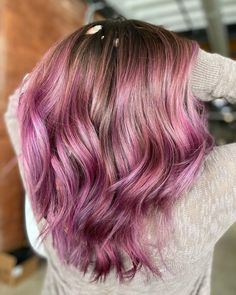 Purple Hair Styles, Purple Underneath Hair, Purple Short Hair, Violet Highlights, Color Melting Hair, Purple Hair Color Ideas, Short Purple Hair, Purple Hair Color, Lob Styling