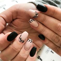 If you want to try something new, why not opt for matte black nails? This design looks really extraordinary. See our matte black manicure ideas. Black And White Nail, Unghie Nail Art, White Nail