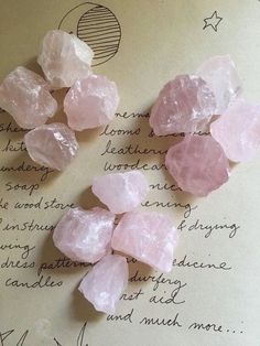 Bubblegum Witch, Crystal Vibes, Crystal Aesthetic, Estilo Hippie, Spiritual Crystals, Pretty Rocks, Mia 3, Aphrodite, Pink Aesthetic