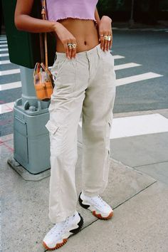 BDG Y2K Low-Rise Cargo Pant | Urban Outfitters Low Rise Pants Outfit, Cream Cargo Pants, White Cargo Pants, 2000s Fashion Trends, Low Rise Pants, Cargo Pants Outfit, Family Picture Outfits, Fashion People, Cargo Pant