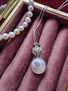 🌷 This elegant necklace is made from a single white flat natural pearl, crowned with a luscious silver shell. 💗 The entire necklace is handmade, using real pearls and 925 sterling silver. We will reach you with a 925 sterling silver chain, the same as in the image, with free shipping and a free stylish gift package.  🌺 Its combinations and situations can be easily used for those looking for minimalist and timeless elegance. Its size reminds us of the calmness, peace and breeze of the sea and ocean. In addition, the elegance that the pearl has carried throughout history represents the unique you they have experienced and this unique you.  This beautiful necklace will be good for you and your loved ones. It will be a great Christmas souvenir. 🌸 If there is anything you want to ask or kee Christmas Souvenir, Perle Plate, Seashell Pendants, Elegant Necklace, Real Pearls, Gift Package, Natural Pearl, 925 Sterling Silver Chain, Elegant Necklaces