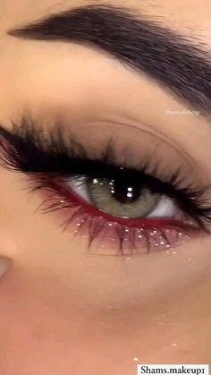 Intimidating Eye Makeup, Burgundy Eyeliner Green Eyes, Red Holiday Makeup, Makeup Looks With Color, Easy Holiday Makeup Looks, New Years Party Makeup, Makeup For Red Prom Dress, Make Up Facil, Red Valentines Makeup