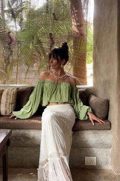 Calling all boho babes - the Kaipo Green Off Shoulder Top is just for you. This beautiful earthy green top is sure to make a statement with ultra flattering off the shoulder silhouette and flowy balloon sleeves that cinch at the wrist. The Kaipo Top is the perfect mix of boho and girly and pairs perfectly with flowy skirts or shorts. Beachy Bohemian Outfits, Luxury Boho Style, Classy Flowy Outfits, Bohemian Elegant Style, Refined Boho Style, Earthy Maxi Skirt, Timeless Bohemian Style, Maxi Skirt Flowy, Romantic Style Black Women