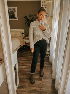 Minimalist Granola Outfit, Blundstone Business Casual Outfit, Brown Blundstone Outfit Women, Blundstone Outfit Fall, Brown Blundstone Outfit, Blundstone Fits, Black Blundstone Outfit, Blundstones Outfit