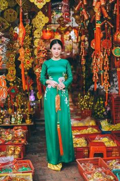 Ao Dai Green Ao Dai, Vietnam Costume, Traditional Vietnamese Dress, Traditional Gown, Vietnamese Style, Vietnamese Culture