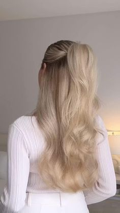 Today’s hair tutorial is 10 cute back to school hairstyles! These easy hairstyles are perfect for medium - long hair lengths and are very cute hairstyles for school. I wanted to share different types of heatless hairstyles for everyone. Whether you love ponytails, half-up half-down styles, claw clips, messy buns, low buns, or hair hacks, I've got you covered! Low Ponytail Hairstyles, Half Ponytail, Ponytail Hairstyles Easy, Classy Hairstyles, Medium Long Hair, Heatless Hairstyles, Cute Hairstyles For Medium Hair, Penteado Cabelo Curto, Low Ponytail