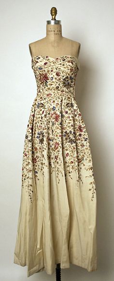 House of Balmain Dress, Evening Detail Couture, Silk Evening Dress, Balmain Dress, Evening Wear Dresses, Ava Gardner, Fashion 1950s, Couture Mode, Costume Institute, Vintage Gowns