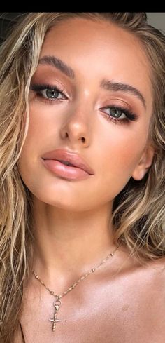 Subtle Eyeshadow For Green Eyes, Glowy Beach Wedding Makeup, Natural Makeup Looks Full Face, Soft Glam Prom Makeup Green Eyes, Makeup Ideas For Senior Pictures, Charlotte Tilbury Wedding Makeup, Simple Prom Makeup For Blue Eyes, Beachy Eyeshadow, Senior Portraits Makeup