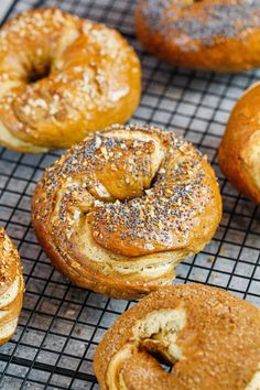 several bagels on a cooling rack with sesame sprinkled on top and one in the middle