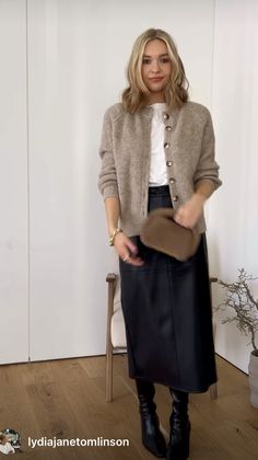 Outfits With Midi Skirts, Midi Leather Skirt, Black Leather Skirt, Best Winter Outfits, Midi Skirt Outfit, Effortless Outfit, Great Fashion, Looks Street Style, Midi Skirts