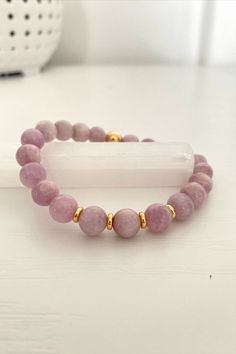 Kunzite gemstone bracelet with gold accessories. Crystal Bracelets Diy, Spiritual Bracelets, Healing Yoga, Mindset Motivation