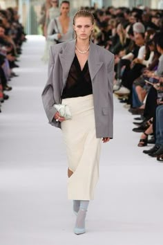 Paris Fashion Week Runway, Ladylike Style, White Skirt, Spring 2024, Fashion Week Spring, Paris Fashion, Runway Fashion, Paris Fashion Week