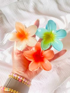 Claw Clip Flower, Mother's Day Coupons, Pretty Gift Wrapping Ideas, Clip Claw, Preppy Jewelry, Girls Clips, Hawaiian Flower