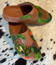 My custom garden-inspired Crocs stand out due to their unique blend of nature and personal style! They're like a wearable garden on your feet, bringing a touch of greenery wherever you go. Plus, they're a fun and creative way to express yourself!  Each pair are customized with designs inspired by various garden elements.  No two pairs are exactly alike, as the handmade process allows for slight variations that make each pair unique. ‼️The photos are examples of the art that would be created)‼️ "See "Crocs" SIZE CHART on their official website for accurate sizing" Made To Order ⚠️⚠️⚠️ATTENTION⚠️⚠️⚠️ Disclaimer: These shoes are created with delicate florals, moss and other accessories. Be mindful that the shoes are decorative and may not withstand excessive wear or rough handling.  Avoid sub Moss Shoes, Moss Fashion, Crocs Men, Garden Elements, Garden Inspired, Clogs Shoes, Crafts To Make, Clogs, Personal Style