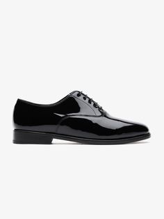 Men's tuxedo shoes handmade in Spain

Patent leather Oxfords are sleek, high-shine shoes.
The glossy patent leather gives them a polished, mirror-like finish
and featuring the classic closed lacing system of traditional Oxfords.
A popular choice for black-tie events, weddings, and formal occasions.
Often seen in black or other dark colors, patent leather Oxfords are typically paired with tuxedos or formal suits, adding a touch of luxury to any high-end outfit. 
Material: 
Upper: Calf Leather 
Li Pin Collar Shirt, Patent Leather Oxfords, Tuxedo Shoes, Dress Vest, Cream Shoes, Patent Leather Shoes, Black Tuxedo, Tuxedo For Men, Black Tie Event