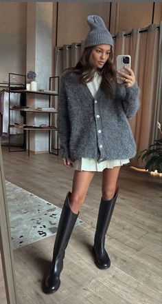 Winter 2020 Fashion Trends, Ny Fashion Week 2023 Street Style, Autumn Winter 2023 2024 Fashion Trends, Mountain Chic Fashion, Oslo Street Style, Looks Party, Paris Outfits, Cooler Look, Jacket Outfit