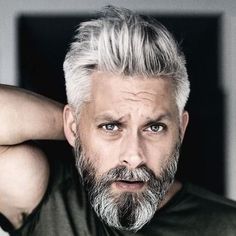 42 Hairstyles for Men with Silver and Grey Hair - Men Hairstyles World #differentstylesformenshaircuts Dunner Wordend Haar, Salt And Pepper Hair, Silver Grey Hair, Long Gray Hair, Men Hairstyles